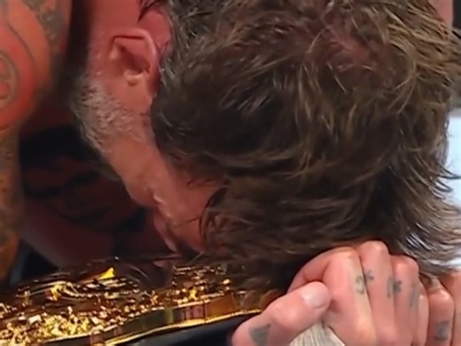 wwe周六晚主站赛 Cm朋克拿下重量级冠军