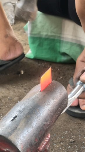 Look at how skilled this craftsman's hands are when forming the rubber tapping knife. #craft #viral