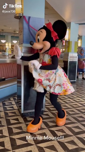 Minnie Mouse dancing at Minnie’s Springtime Dine at Hollywood & Vine!! #disney #minniemouse #waltdisneyworld
