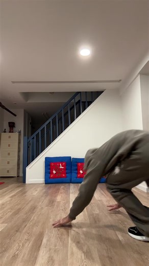 Headstand vs handstand #fypシ #calisthenics #handstand #headstand #upperbodyworkouts