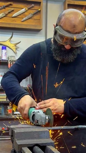 Damascus-Pattern Knife Blade: Crafting Process