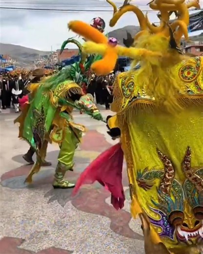 Presentación de la Diablada durante la Festividad de la Virgen de la Candelaria 2026 en Puno, Perú. En él se observa a diversos danzantes luciendo trajes y máscaras de "diablos" minuciosamente detalladas, quienes ejecutan coreografías al ritmo de la banda. #miscelaneosmagazine | Miscelaneos Magazine