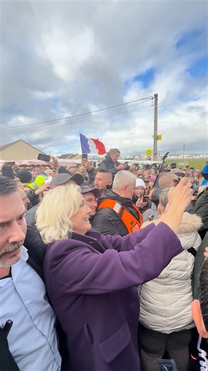 À chaque rencontre avec notre jeunesse, je vois l’espoir, l’énergie et le courage de ceux qui veulent construire un avenir meilleur pour leur pays. Vous êtes la France de demain : gardez confiance, tout commence avec vous ! | Marine Le Pen