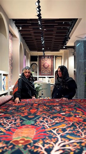 ‎م🌙سا‎ on Instagram‎: "فرش صرافیان؛ ترکیبی از هنر، کیفیت و اصالت فرش‌هایی با بافتی لطیف و درخشان، بسیار نزدیک به ابریشم که در نگاه اول چشم را جذب می‌کند و در لمس، حس نرمی و ظرافت را منتقل می‌كنه. تنوع بی‌نظیر طرح‌ها از کلاسیک و سنتی گرفته تا مدرن و مینیمال، باعث شده فرش صرافیان انتخابی مناسب برای هر سلیقه و هر سبک دکوراسیون باشه @sarafiyan_carpet"‎