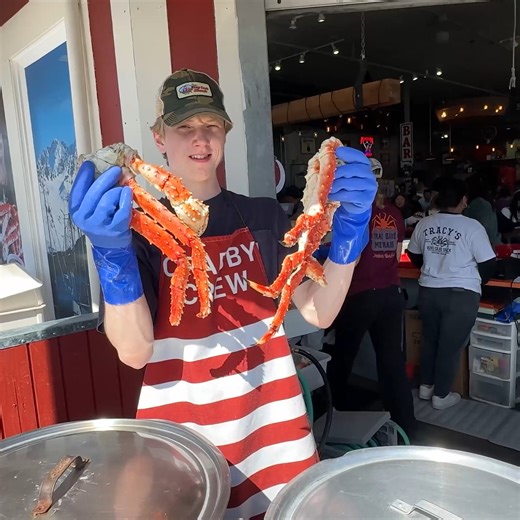 242K views · 4.2K reactions | I cracked open huge Alaskan King Crab legs, dipped them in butter, and tasted some of the freshest seafood you can get. If you’re planning a trip to Alaska, this iconic spot is a must-eat. #TracysKingCrabShack #AlaskanKingCrab #JuneauEats Tracy’s King Crab Shack in Juneau, Alaska | Strictly Dumpling | Facebook
