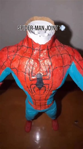 DON’T BE A CLOWN on Instagram: "日本利用压电瓷砖将脚步转化为电能。这些瓷砖捕捉来自你脚步的动能。当你行走时，你的重量和动作会对瓷砖产生压力。瓷砖会轻微弯曲，从而产生机械应力。瓷砖内部的压电材料将这种应力转化为电能。每一步都会产生少量电荷，而数百万步结合在一起就能产生足够的电力来驱动 LED 灯、数字显示屏和传感器。在像涩谷车站这样繁忙的地方，每天大约有240万个脚步为这一系统作出贡献。 这些电能可以被储存或立即使用，从而减少对传统电力来源的依赖，并支持可持续的城市基础设施。 这种方法将日常运动转化为实用的可再生能源＃日本#知识#事实#你知道吗 #推荐#科技创新＃历史 技术 实验 热门"