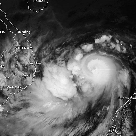 Typhoon #Kalmaegi is strengthening again after crossing the islands of the Philippines. Winds are 185 km/h and its intensity will likely continue to increase before it strikes Vietnam in the next 24 hours. | Zoom Earth