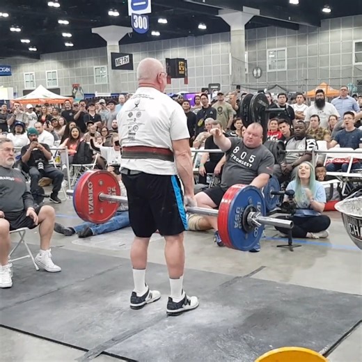 StrongmanNorge on Instagram: "Odd Haugen med 215kg Ironmind Apollons Axle double overhand forsøk på LA FitExpo tilbake i 2019. Tyngre enn noen menneske i Norge har løftet noen gang i denne øvelsen, og Odd gjør det (nesten) i en alder av 69år. ______________ Deler du innhold fra Strongman-miljøet i Norge? Tagg @strongmannorway i story eller innlegg. Sammen løfter vi sporten!"
