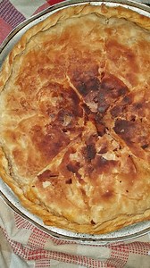 Per here te pare sot ne faqen time gatuan dikush tjeter 🥰: Motra ime e vogel! Beni mashallah 😝 Tani t' i kerkoj motra e madhe byrek me qepe e domate e mos te ma beje si thoni ju? 😂 Per te gjitha dilemat, nuk me hapet peta, me del byreku i forte, me griset peta... mami kishte @miellidiamond , ate per cdo perdorim, me te thjeshtin qe ata kane dhe byreku u be sic e shihni 👌 Per mbushjen: 3 domate te medha te pjekura mire 4 qepe te medha Vendosim qepet ne nje tigan me vaj ulliri me 1 luge caji k