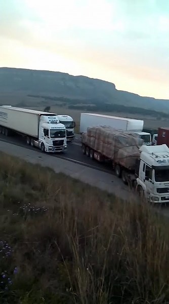 Truck driver strike shuts down the N3 at Harrismith