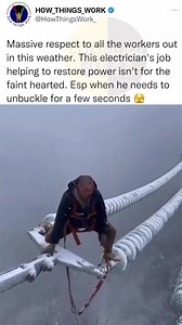 #MovNatInTheWild at its finest: Crawling ... and Balancing ... and Balanced Crawling ... in a non-standard environment that requires mental and physical adaptation, all made more complex by environmental conditions! 🍃💪🏽❄️ Deep respect for this electrician and his masterful movement AND presence of mind 🔥 Happy Saturday, Folks! 🤗💚 Video courtesy of @HowThingsWork_ ••• #movnat #naturalmovement #balancing #heights #dangerousjobs #evolutionarymovement #presenceofmind #mentalstrength #adaptabil