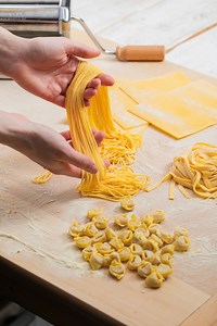 Se volete preparare un piatto di pasta fresca all'uovo ma non sapete come fare, vi spiegheremo passo passo come riuscirci!❤😋 Non perdetevi questa ricetta🥰 Trovate il testo ricetta qui 👉 https://ricette.giallozafferano.it/Pasta-fresca-all-uovo.html | Giallozafferano