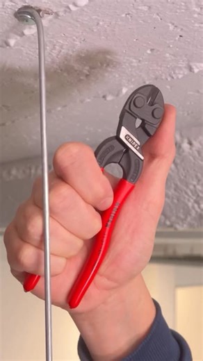 KNIPEX Nederland on Instagram: "Compact ontwerp EN Ongekende knipkracht 🔧 🔥 De KNIPEX CoBolt® S 71 31 160 🔥 Deze compacte boutenschaar laat zien hoeveel kracht je kunt stoppen in slechts 160 mm lengte. Met een 25× krachtvermenigvuldiging en inductiegeharde snijvlakken (ca. 64 HRC) knipt hij moeiteloos rond materiaal, van zacht draad tot Ø 5 mm en zelfs verenstaal of pianodraad tot Ø 3,3 mm. En wordt de ruimte krap? Dankzij de slanke kop kom je ook op lastig bereikbare plekken goed uit de voet