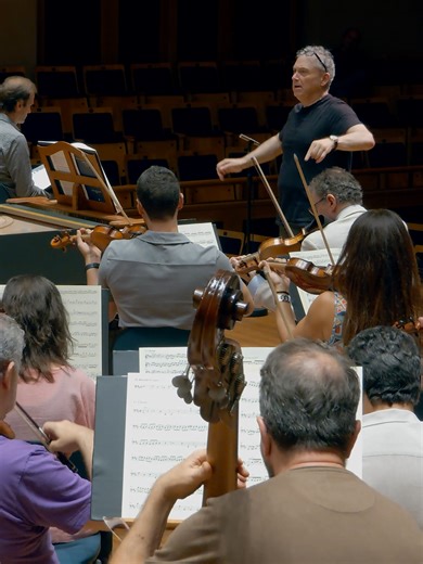 Bach apresentou o “Oratório de Páscoa” aos membros de sua congregação no Domingo de Páscoa de 1725. Dois dias antes, na Sexta-feira Santa, eles haviam ido para casa com o trágico retrato musical da crucificação que encerra a “Paixão segundo São João”. O tom alegre da abertura do “Oratório” dissipa essas nuvens, anunciando o milagre e, ao final, a celebração ainda mais gloriosa do triunfo da vida sobre a morte – é esse final glorioso que você escuta no vídeo. Para este programa dedicado a Bach, q