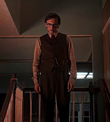 Chen suuAmv on Instagram: "日本利用压电瓷砖将脚步转化为电能。这些瓷砖捕捉提来自你脚步的动能。当你行走时,你的重量和动作会对瓷砖产生压力。瓷砖会轻微弯曲,从而产生机械应力。瓷砖内部的压电材料将这种应力转化为电能。每一步都会产生少量电荷,而数百万步结合在一起就能产生足够的电力来驱动 LED灯、数字显示屏和传感器。在像涩谷车站这样繁忙的地方,每天大约有240万个脚步为这一系统作出贡献。这些电能可以被储存或立即使用,从而减少对传统电力来源的依赖,并支持可持续的城市基础设施。这种方法将日常运动转化为实用的可再生能源。 #日本 #知识 #科技 #创新 #历史 #技术 #实验 #热门 #你知道吗 #事实 #你知道吗 #推特 #压电瓷砖将脚步转化为电能"