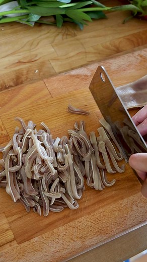 22K views · 403 reactions | How to clean a pig's ear #pigear #pig #ears #cartilage #prepare #southeastasianfood #laofood #asianfood #cleaning #pigsear | Saeng Douangdara | Facebook