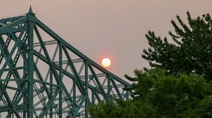 Wildfire smoke covering Montreal prompts smog warning from Environment Canada - The Weather Network