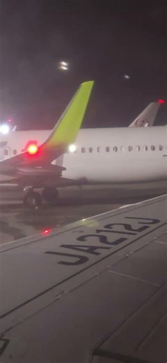 大阪の思い出より｢熊本行きジェイエア🛬熊本空港の5番搭乗口に到着｣（定刻より１時間遅れの21時40分到着）働く皆さん、夜遅くまでお仕事お疲れ様です🙇