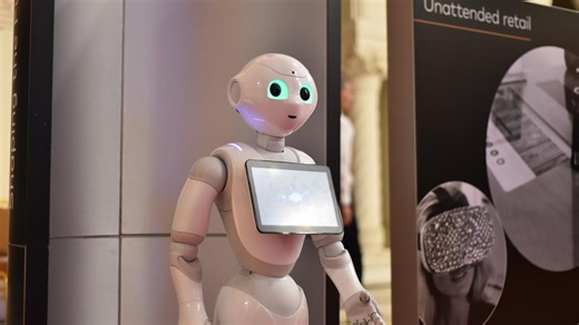 Universitatea din România unde studenții învaţă de la un robot-profesor. Cum arată şi ce face "Pepper"