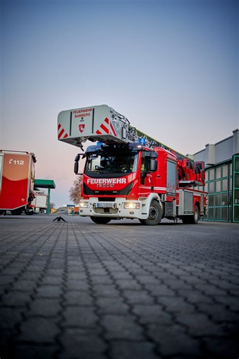 🚒 Ausbildung bei der Feuerwehr 💪 Ihr wolltet schon immer Feuerwehrfrau oder Feuerwehrmann werden? Dann ist das hier eure Chance: Unsere Ausbildung zur/zum Brandmeisteranwärter:in für den Einsatzdienst und zur Mitarbeit in den Sachgebieten der Ständigen Wache der Freiwilligen Feuerwehr Bamberg! ℹ️Ihr habt Fragen bzw. möchtet euch über die Ausbildung und den Ablauf des sportlichen Eignungstests informieren? Dann kommt bei unserer Infoveranstaltung vorbei. 📌 27. Mai 2025, von 15 bis 18 Uhr, Spor