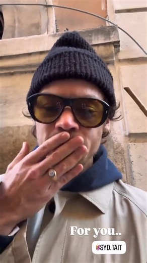 Harry Styles Updates 💋🪩 on Instagram: "Harry recording a video for a fan’s niece today 😭😭 I MISSED HIS VOICE!!! December 12 via @doddywood"