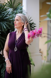 ✨ Encuentra el collar perfecto según tu cuello ✨ ¿Sabías que el largo de tu cuello influye en qué tipo de collar te favorece más? Es muy fácil medirlo: coloca los cuatro dedos entre tu quijada y tu pecho. Si caben completos, tienes un cuello largo; si entran menos dedos, tu cuello es corto. 💎 Si tienes cuello corto: Los collares largos estilizan y alargan visualmente. Opta por cadenas largas o colgantes que creen una línea vertical. 💎 Si tienes cuello largo: Las gargantillas y collares cortos 