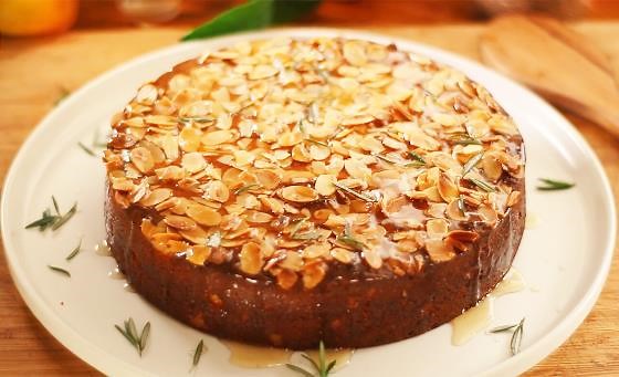 I love this warm lemon ricotta cake! 🍰