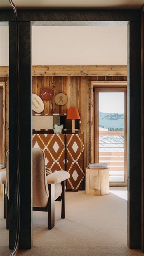 Ici, au Refuge Chez La Tante, l’expérience commence dans le silence. Vingt chambres seulement, pensées comme des cocons confidentiels où la montagne ne se regarde pas… elle se ressent. Au réveil, la vue n’est pas un décor mais un privilège. La neige est vierge, l’air est pur, le temps semble suspendu. Puis vient l’instant insolite : sortir skis aux pieds pendant que le monde dort encore, être parmi les premiers à laisser sa trace. Une expérience presque secrète. La montagne, rien que pour vous. 