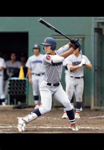 神奈川県民の誰もが忘れられない戦い 2025年、横浜高校 vs 平塚学園⚾️🔥 0−4から追いつき、迎えた9回裏。 2死二・三塁。 ここで打席に立ったのは―― 2年生からキャプテンを務めた、阿部葉太くん。🧢 チームを背負うキャプテンとして、 きっと想像できないほどの重圧とプレッシャーがあったと思う。 それでもあの場面で、 「自分が決める」という気持ちで打席へ🔥 そして―― 打球は右中間へ‼️⚾️💥 2人がホームに還り…… 逆転サヨナラ！！！！！！😭🔥 平塚学園 4️⃣ 横浜高校 5️⃣ あのプレッシャーの中で、 最後に打てるのが本当にすごい。 技術だけじゃない。 キャプテンとしてチームを背負ってきた強さ。 そして、あの一瞬で自分を信じ切れるメンタル。 これぞ高校野球。😭⚾️ 2年生からキャプテンを務め、 最後は自らのバットでチームを救う。 こんなの漫画でも出来すぎなくらいの展開。🥹🔥 阿部葉太くん、 あの一打は本当にかっこよかった。👏⚾️ #横浜高校 #阿部葉太 #平塚学園戦 #さよなら
