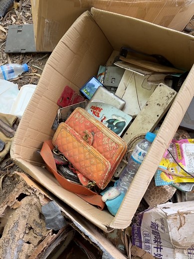 Found Samsung Phone in Abandoned Box - Amazing Discovery!