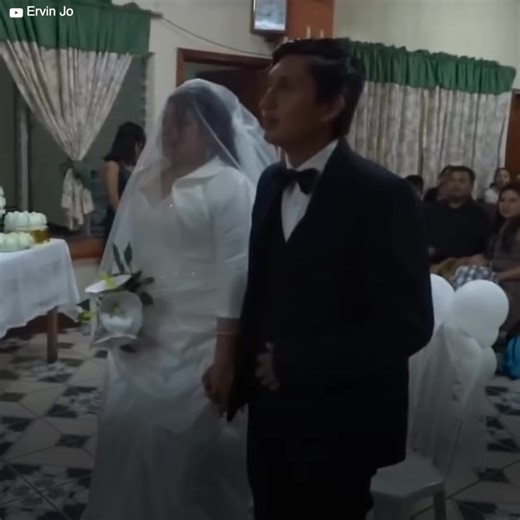 Esta boda prometía ser una tierna celebración, pero acabó convirtiéndose en un desastre total. En medio de la ceremonia los novios se dieron cuenta de lo que casarse significa y terminaron peleando al frente de todos los invitados. Sin embargo, detrás de todo se escondía un inesperado secreto. Síguenos en nuestro canal de YouTube: http://bit.ly/yt-upsocl | Simple