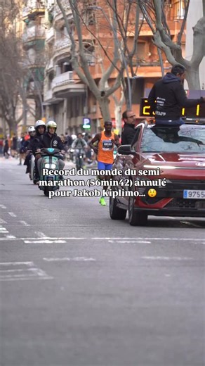 🚨🚨 𝙀𝙓𝘾𝙇𝙐𝙎𝙄𝙁 ! Le record du monde du semi-marathon battu par Jacob Kiplimo (🇺🇬) en février 2025 est invalidé par 𝙒𝙤𝙧𝙡𝙙 𝘼𝙩𝙝𝙡𝙚𝙩𝙞𝙘𝙨 ! Selon l’article 6.3.1 du règlement international : « Les athlètes ne peuvent pas bénéficier d’une assistance de lièvre provenant de personnes extérieures ne participant pas à la même course, ni de tout dispositif technique autre qu’un appareil portable. » 𝙋𝙎 : Sur les images, on voit Jacob courir 10 à 15 mètres derrière la voiture et ainsi 