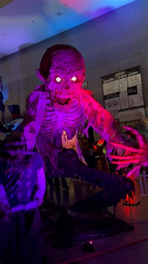 Crouched Menacer Zombie - The Scare Factory 2026