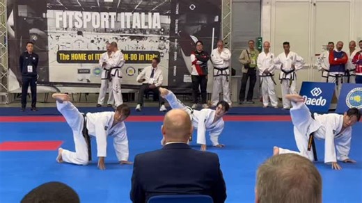 矢部守重 on Instagram: "2025.10.9 【第23回世界テコンドー選手権大会】 『JAPANチーム団体男子 トゥルゴールドクラス 優勝🥇』 朴武館から上尾道場 金子周平選手２段が団体トゥル男子ゴールドクラスで金メダルを獲得致しました‼️ 選手の皆様、おめでとうございます🎊"