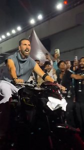 VIDEO - Akshay Kumar entry on bike during Filmfare Awards 2025 #AkshayKumar𓃵 #akshaykumar #bollywood #akshaykumarfansgroup #akfg #FilmfareAwards2025 | Akshay Kumar Fans Group(AKFG)