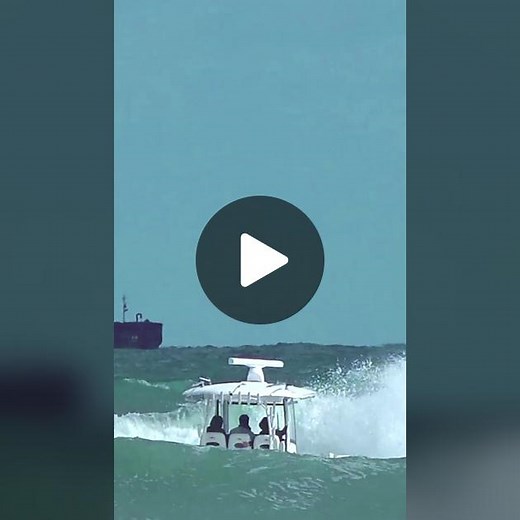 Follow for more #fyp #boats #fail #ocean #wavyboats #boatsgonewild #fishing #dumbwaystodie #CapCut @wavyboats1