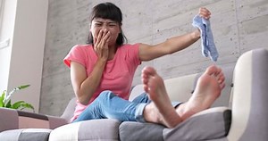 clip-1013042099-woman-smelly-feet