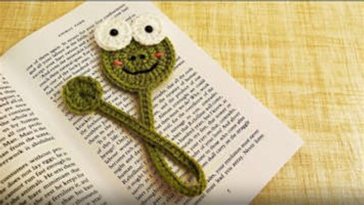 Crochet frog bookmark tutorial: Cute and creative craft idea