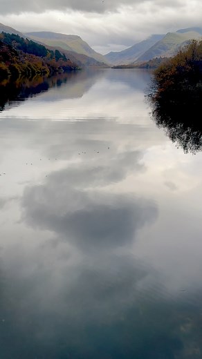 Clinging on to Autumn with a walk around Llyn Padarn, Llanberis, taking in the stunning views including Castell Dolbadarn, Ysbyty Chwarel and the mountains of Eryri 🫶🍂 Eryri I Snowdonia Mountains and Coast #Hwyl #FeeltheHwyl #Eryri #Snowdonia #Llanberis #Autumn #Staycation #AutumnMood #UKBreaks | Wales