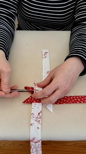 Folded Fabric Scandinavian Star. Did you ever make these folded stars out of paper strips when you were a kid? I've been playing around with making these Danish stars with fabric strips, they are so sweet and make great ornaments (and gifts!). 📸 Credit to the owner (DM for credit or removal) ✨ #HolidayDecor #giftideas #christmasgift #HandmadeDecor #giftwrapping #handmadegift #walldecor #quilting | Quilt Patterns PDF