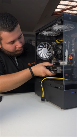 🛠️💻 Así se arma una PC en CR Tech Componente por componente, cuidando cada detalle para que tu equipo rinda como se debe desde el primer encendido. ⚡🔥 Ya sea para gaming, estudio o trabajo, armamos tu PC a tu medida. Mirá el proceso y soñá con la tuya. 😎✨ 📲 Consultá por tu ensamble personalizado en CR Tech. 🧡 ✨www.crtechstore.com 📞 8900-5090 📍 San Pedro | Heredia | City Mall | Paseo Metropoli | CR Tech