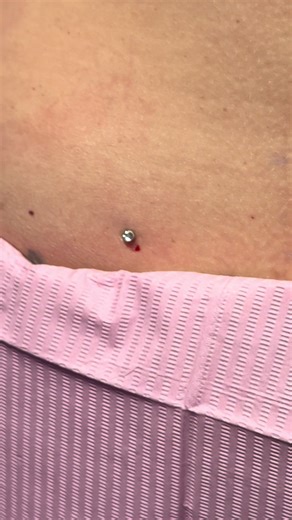 Asi hago yo un microdermal, me localizo en Dallas en @Imperio Ink de jueves a domingo de 12-7pm. Y no se requiere cita.. te gustaria un video en especial de un piercing que quieres.? Solo dejame un comentario y yo lo publico para ti.#parati #piercings#piercing #dermal #microdermal