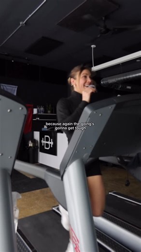 Hannah Schmitz | Wellness Pro | Online Coach on Instagram: "Comment ‘running’ and I’ll send you my beginner’s guide to sticking to running this year 🫶🏼"