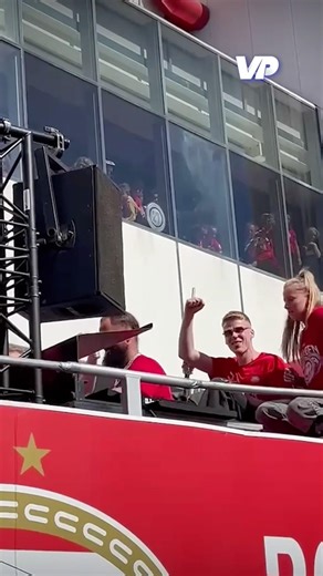 Mooie beelden: Jerdy Schouten massaal toegezongen door de PSV-fans! 🙏❤️ #PSV #Eindhoven #Eredivisie
