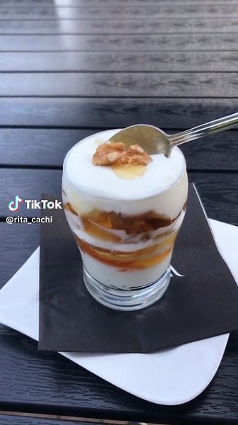 Leckerer Griechischer Joghurt mit Walnüssen im Akropolis