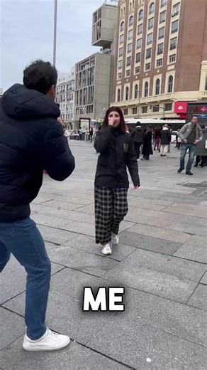 Me ve entrando en la disco... Sigue la canción de Aitana Superestrella. Cantando por la calle #aitana #superestrella #cantandoporlacalle