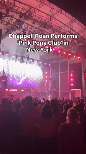 Last night at Forest Hills Stadium in New York, Chappell Roan performed ‘Pink Pony Club.’ 🩷🐴 | People