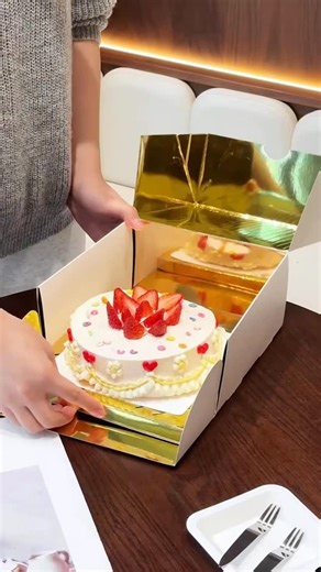 Anna on Instagram: "Very eye-catching golden cake box! | small MOQ | custom logo *MOQ:1000pcs *Factory direct price *3-6 days turnaround *Free design and sample service DM me for price list and samples 📱WhatsApp:+86 18174713091 #cakebox #cake #cakepackaging #customized #premium #bakery #baker"