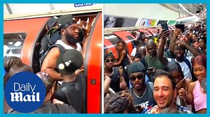 Notting Hill Carnival chaos: Passengers shoved onto Underground train in crazy scenes - The Global Herald