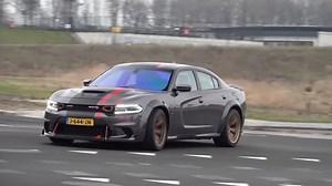 Dodge Charger Hellcat mit Höchstgeschwindigkeit auf offener Straße